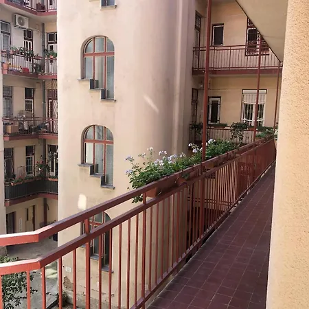 Modern, Designer In Vibrant Soho *