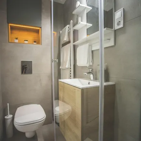 Modern, Designer In Vibrant Soho Apartman *