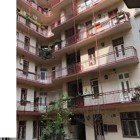 Modern, Designer In Vibrant Soho *