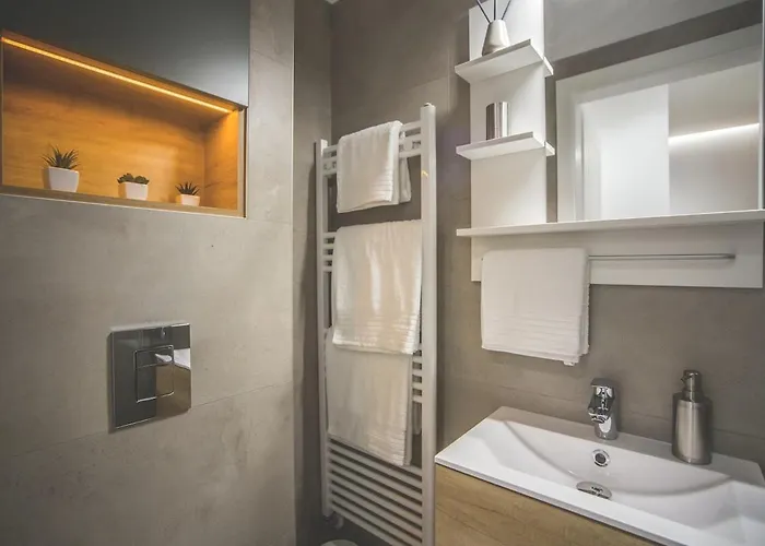 Modern, Designer In Vibrant Soho Apartament *