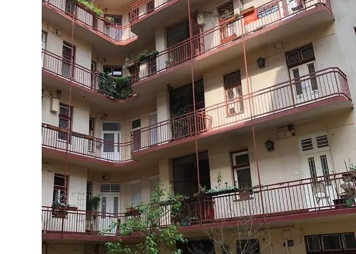 Modern, Designer In Vibrant Soho *