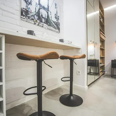 Modern, Designer In Vibrant Soho Appartement